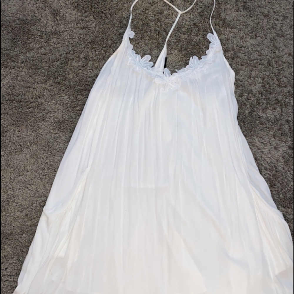 BRAND NEW beautiful light weight elegant dress! Had pockets and beautiful detail